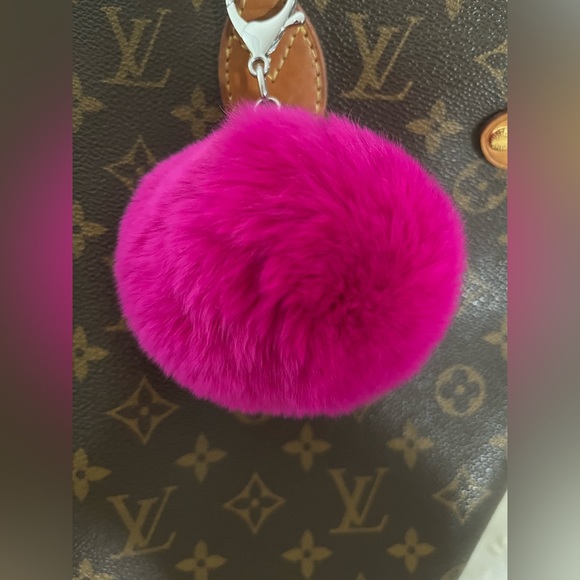 Beautiful and fun fuscia pompom bag charm - Picture 4 of 7